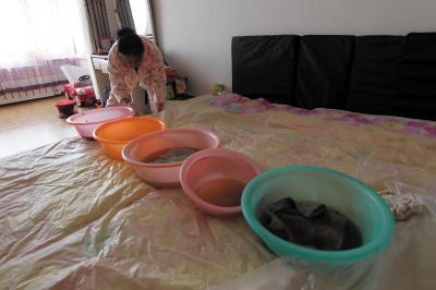 大足楼上漏水，住户失联，小区没物管，业主维权难！律师来支招……